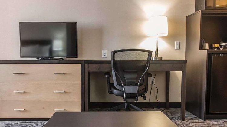 Quality Inn & Suites Kingston Room