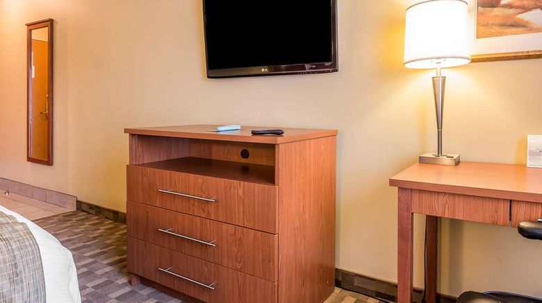 <b>Quality Inn & Suites Hawkesbury Room</b>. Images powered by <a href="https://iceportal.shijigroup.com/" title="IcePortal" target="_blank">IcePortal</a>.
