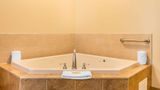 Quality Inn & Suites Hawkesbury Suite