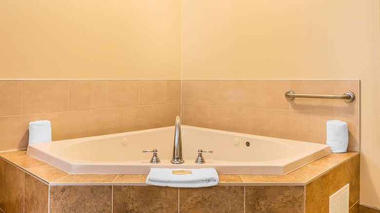 <b>Quality Inn & Suites Hawkesbury Suite</b>. Images powered by <a href="https://iceportal.shijigroup.com/" title="IcePortal" target="_blank">IcePortal</a>.