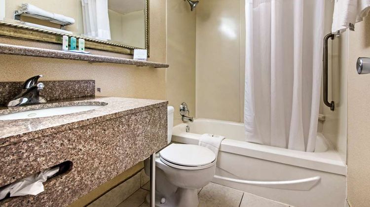 Quality Inn & Suites Mississauga Room