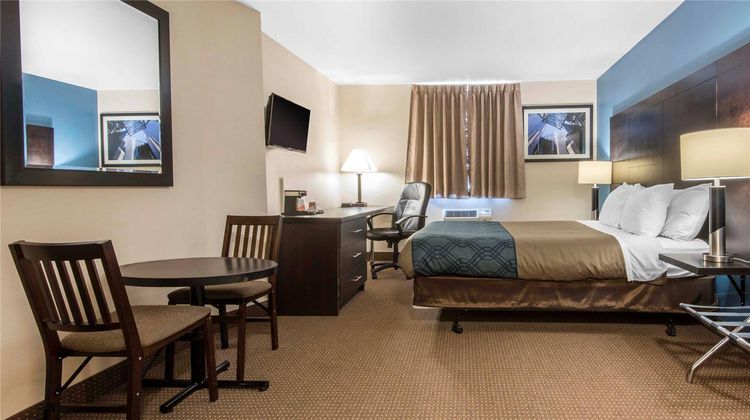 Econo Lodge Sudbury Room