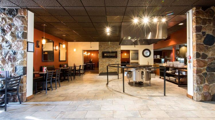 Econo Lodge Sudbury Lobby
