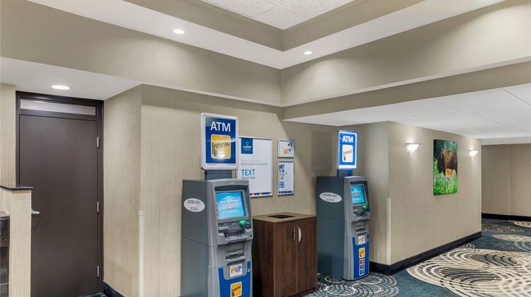 Clarion Hotel and Suites Brandon Lobby
