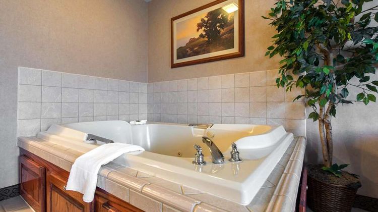 Quality Inn Burlington Suite