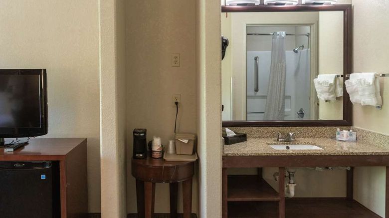 <b>Comfort Inn North Room</b>. Images powered by <a href="https://iceportal.shijigroup.com/" title="IcePortal" target="_blank">IcePortal</a>.