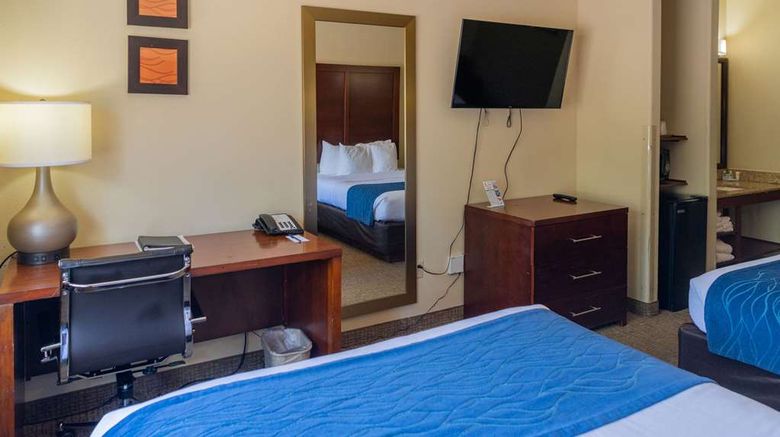 <b>Comfort Inn North Room</b>. Images powered by <a href="https://iceportal.shijigroup.com/" title="IcePortal" target="_blank">IcePortal</a>.