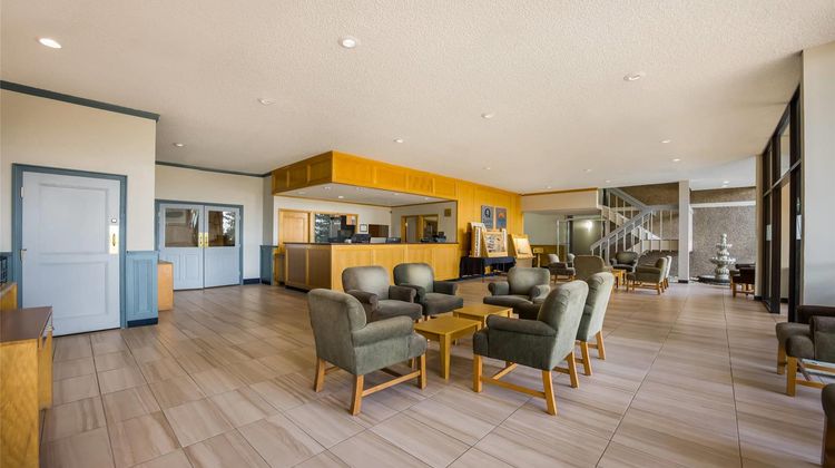 Quality Inn & Suites Lobby