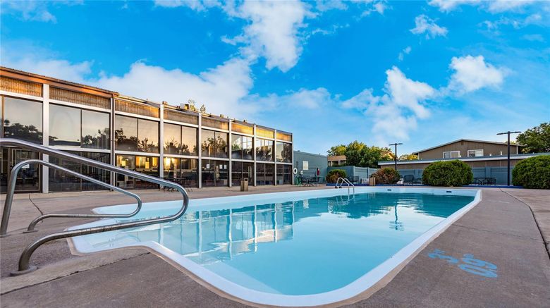 <b>Quality Inn & Suites Pool</b>. Images powered by <a href="https://iceportal.shijigroup.com/" title="IcePortal" target="_blank">IcePortal</a>.