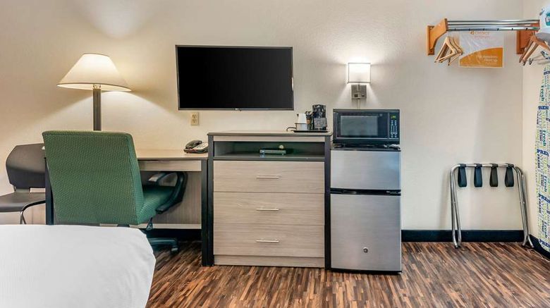 <b>Econo Lodge Pueblo North Suite</b>. Images powered by <a href="https://iceportal.shijigroup.com/" title="IcePortal" target="_blank">IcePortal</a>.