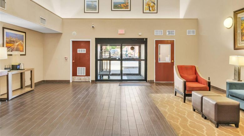 <b>Comfort Suites Lakewood Lobby</b>. Images powered by <a href="https://iceportal.shijigroup.com/" title="IcePortal" target="_blank">IcePortal</a>.