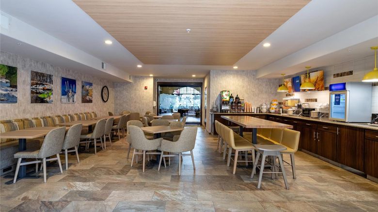 <b>Comfort Suites at Evergreen Parkway Restaurant</b>. Images powered by <a href="https://iceportal.shijigroup.com/" title="IcePortal" target="_blank">IcePortal</a>.