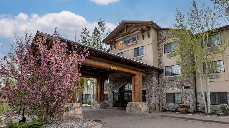 <b>Comfort Suites at Evergreen Parkway Exterior</b>. Images powered by <a href="https://iceportal.shijigroup.com/" title="IcePortal" target="_blank">IcePortal</a>.