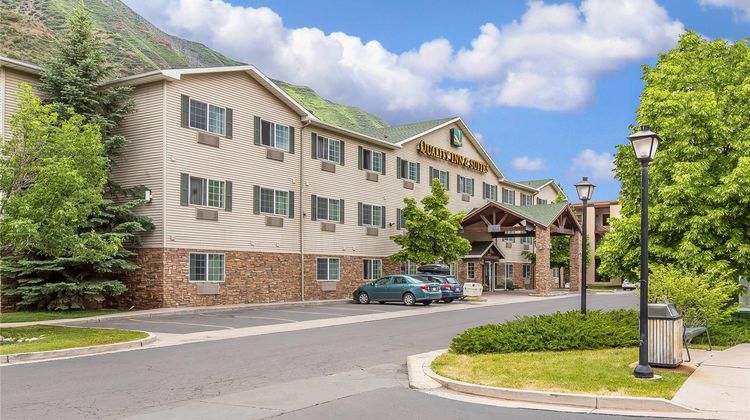 Quality Inn & Suites ON THE RIVER Exterior