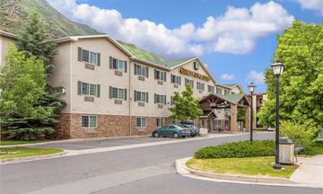 Quality Inn & Suites ON THE RIVER