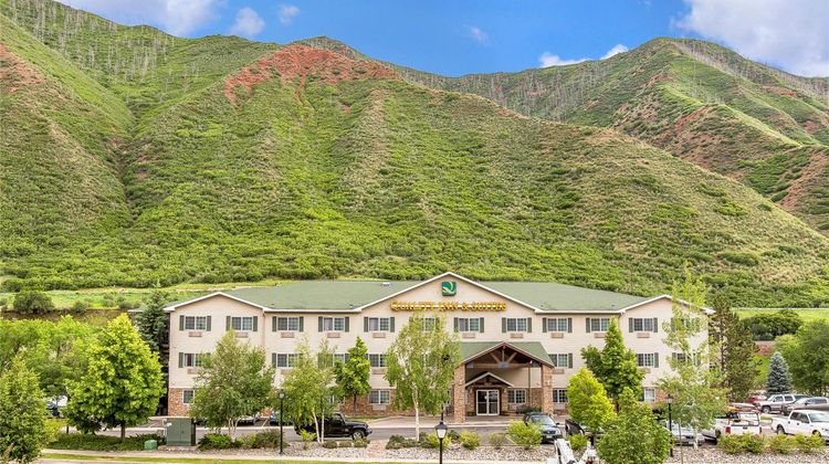 Quality Inn & Suites ON THE RIVER Exterior