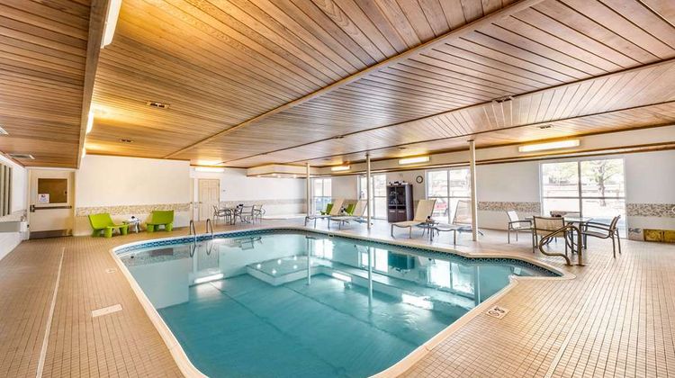 Quality Inn & Suites University Pool