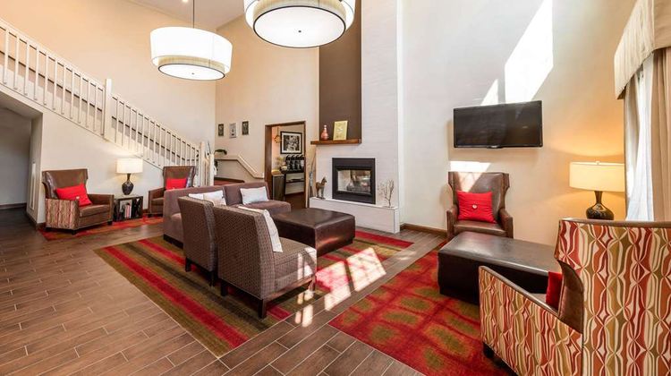 Quality Inn & Suites University Lobby