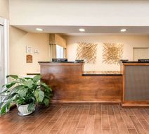 Quality Inn & Suites University Lobby