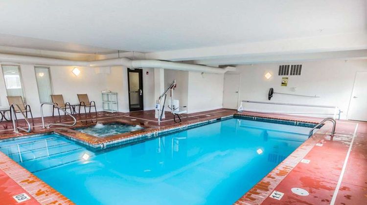 Quality Inn & Suites Pool