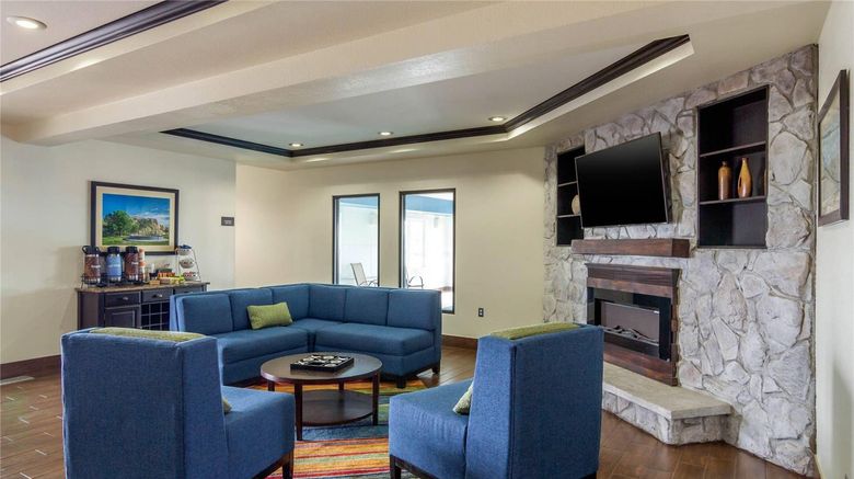<b>Comfort Inn Sterling Lobby</b>. Images powered by <a href="https://iceportal.shijigroup.com/" title="IcePortal" target="_blank">IcePortal</a>.