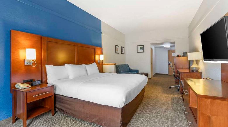<b>Comfort Suites Suite</b>. Images powered by <a href="https://iceportal.shijigroup.com/" title="IcePortal" target="_blank">IcePortal</a>.