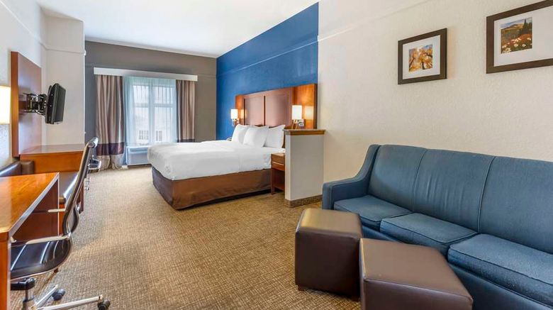 <b>Comfort Suites Suite</b>. Images powered by <a href="https://iceportal.shijigroup.com/" title="IcePortal" target="_blank">IcePortal</a>.