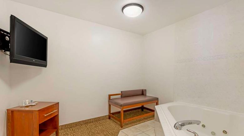 <b>Comfort Suites Room</b>. Images powered by <a href="https://iceportal.shijigroup.com/" title="IcePortal" target="_blank">IcePortal</a>.