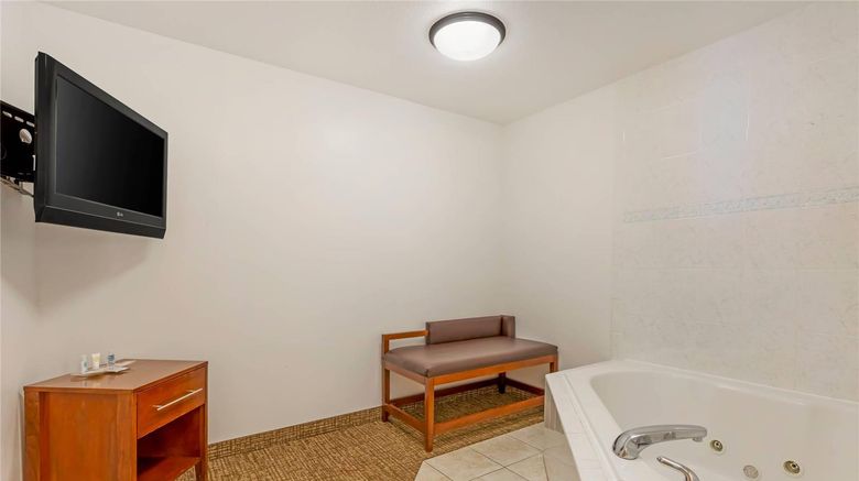 <b>Comfort Suites Room</b>. Images powered by <a href="https://iceportal.shijigroup.com/" title="IcePortal" target="_blank">IcePortal</a>.