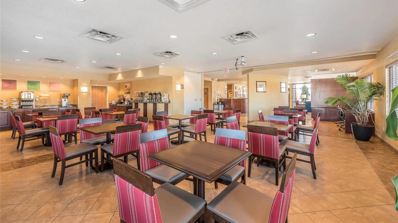 <b>Comfort Suites Restaurant</b>. Images powered by <a href="https://iceportal.shijigroup.com/" title="IcePortal" target="_blank">IcePortal</a>.
