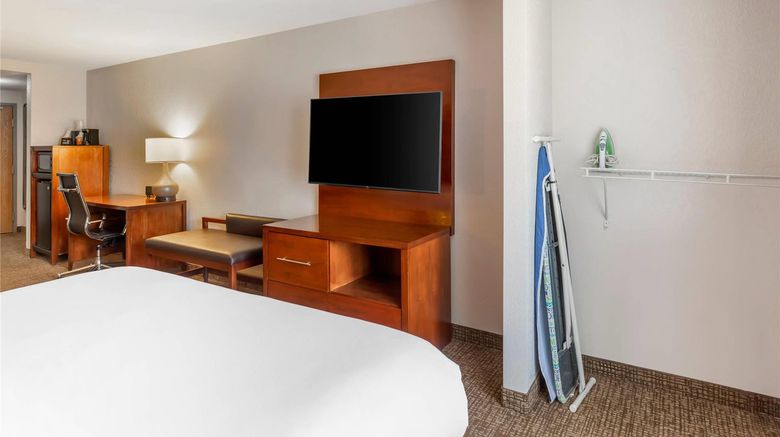 <b>Comfort Suites Suite</b>. Images powered by <a href="https://iceportal.shijigroup.com/" title="IcePortal" target="_blank">IcePortal</a>.