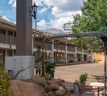 Quality Inn & Suites at Pikes Peak Exterior