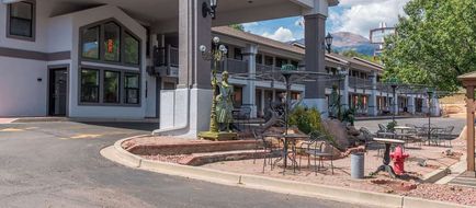 Quality Inn & Suites at Pikes Peak Exterior