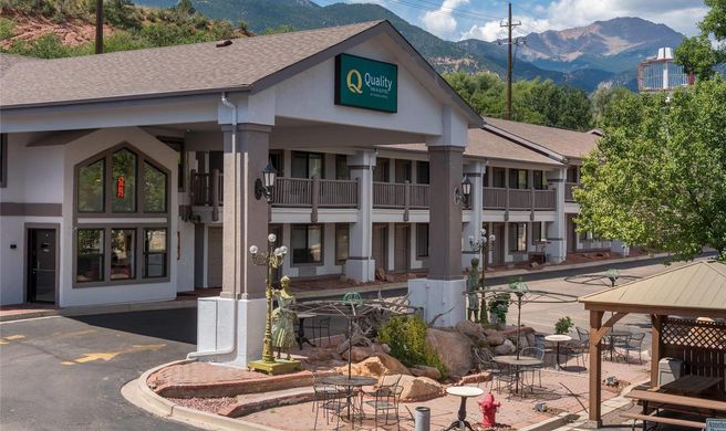 Quality Inn & Suites at Pikes Peak Exterior