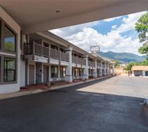 Quality Inn & Suites at Pikes Peak Exterior