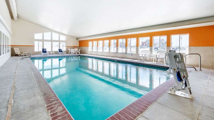 Quality Inn & Suites Pool