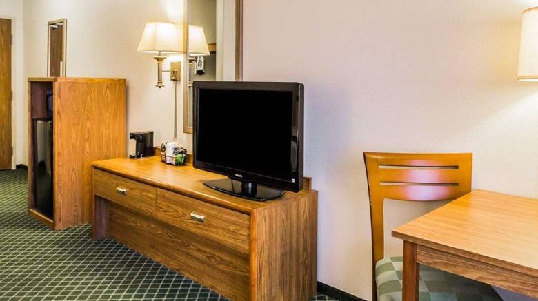 <b>Quality Inn and Suites Room</b>. Images powered by <a href="https://iceportal.shijigroup.com/" title="IcePortal" target="_blank">IcePortal</a>.