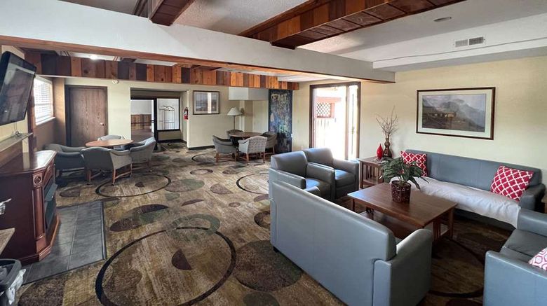 <b>Quality Inn Lobby</b>. Images powered by <a href="https://iceportal.shijigroup.com/" title="IcePortal" target="_blank">IcePortal</a>.