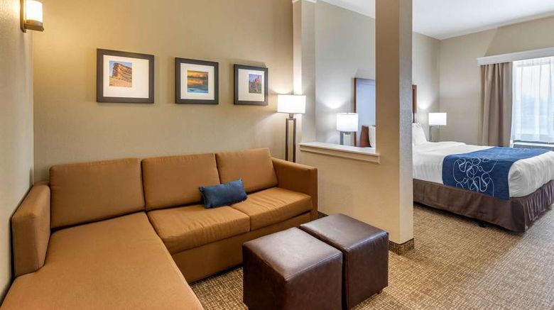 <b>Comfort Suites Suite</b>. Images powered by <a href="https://iceportal.shijigroup.com/" title="IcePortal" target="_blank">IcePortal</a>.