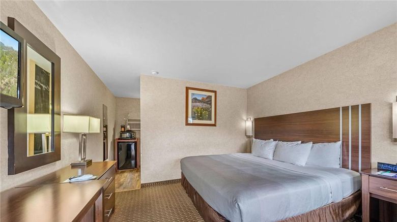 <b>Quality Inn Room</b>. Images powered by <a href="https://iceportal.shijigroup.com/" title="IcePortal" target="_blank">IcePortal</a>.