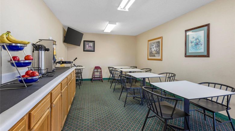 <b>Econo Lodge Longmont East Restaurant</b>. Images powered by <a href="https://iceportal.shijigroup.com/" title="IcePortal" target="_blank">IcePortal</a>.