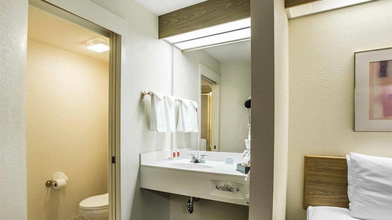 <b>Econo Lodge Denver International Airport Room</b>. Images powered by <a href="https://iceportal.shijigroup.com/" title="IcePortal" target="_blank">IcePortal</a>.