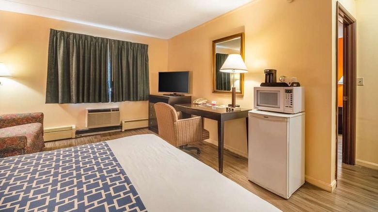 <b>Econo Lodge Inn & Suites Suite</b>. Images powered by <a href="https://iceportal.shijigroup.com/" title="IcePortal" target="_blank">IcePortal</a>.