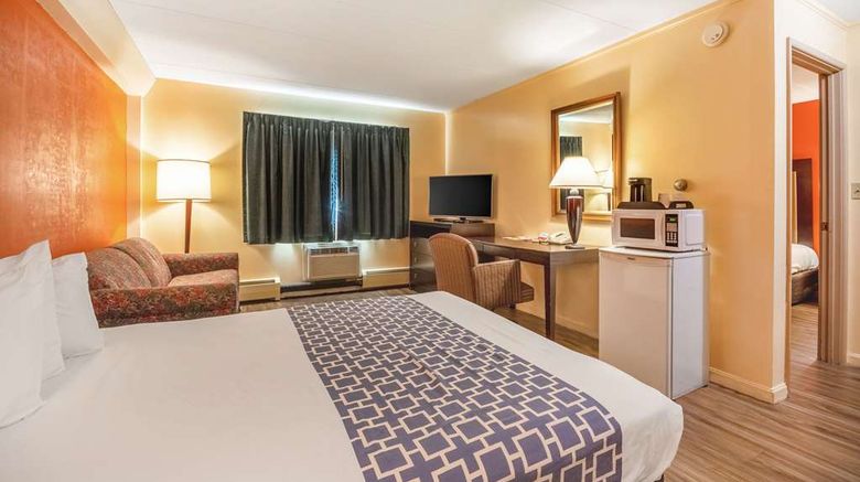 <b>Econo Lodge Inn & Suites Suite</b>. Images powered by <a href="https://iceportal.shijigroup.com/" title="IcePortal" target="_blank">IcePortal</a>.