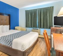 Econo Lodge Inn & Suites Room