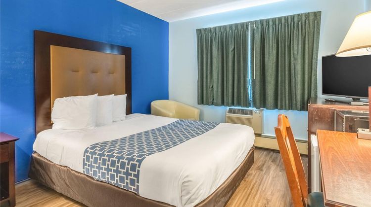 Econo Lodge Inn & Suites Room