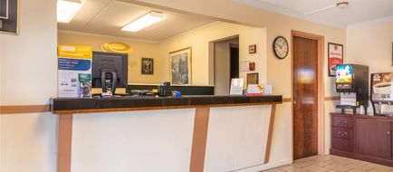 Econo Lodge Inn & Suites Lobby