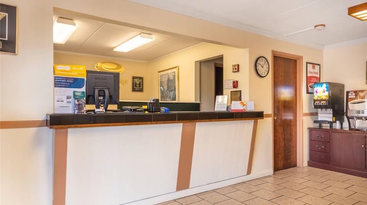 Econo Lodge Inn & Suites Lobby