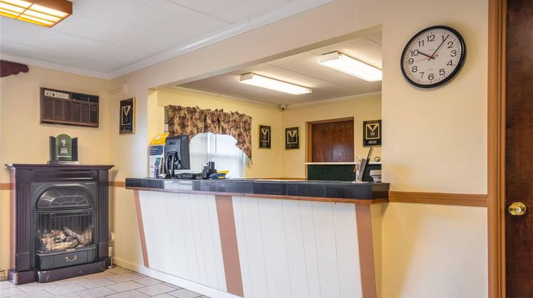 Econo Lodge Inn & Suites Lobby