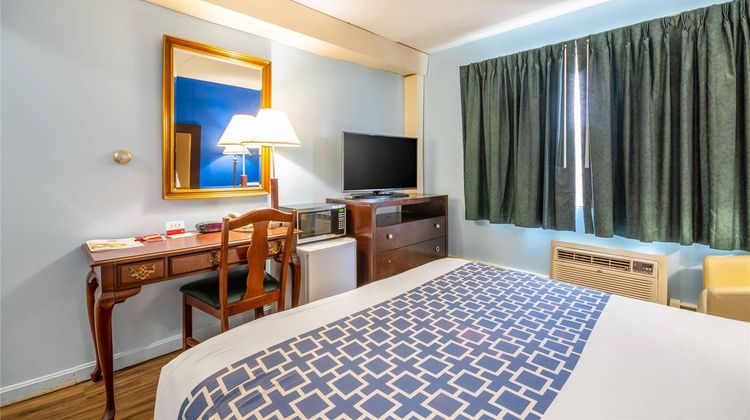 Econo Lodge Inn & Suites Room